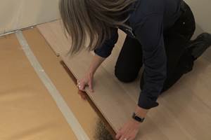 Med laminatgulv får du et gulv som tåler hverdagslivet godt og som kommer i mange farger og formater. I denne artikkelen viser Karina Solheim Skjolden hos Pergo legging av gulvet, og hvordan du til slutt monterer en matchende list.