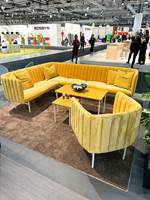 GUL SOFA: Det gule gikk igjen som aksentfarge, gjerne på en stol eller en sofa som her.