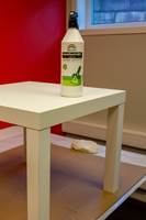 TØRK AV: Bruk et egnet rengjøringsmiddel for å rengjøre overflaten før du går i gang og grunner og maler bordet. 
