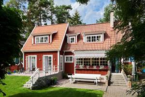 RØDT ER SJELDENT FEIL: En fin rødfarge kler mange hus og hytter.